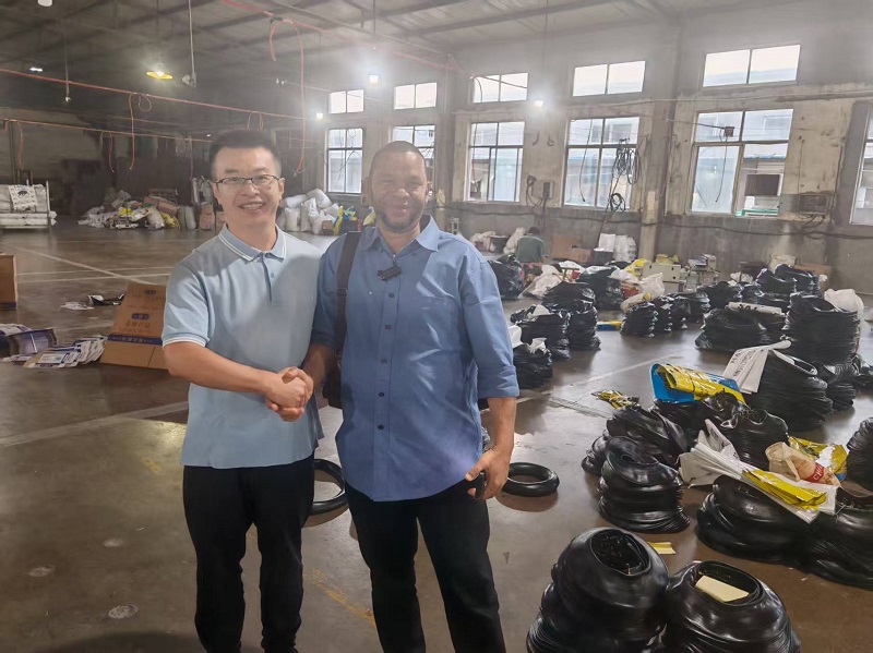 Pelanggan Sierra Leone Sangat Memuji Kapasiti Pengeluaran dan Kualiti Produk Kami Semasa Lawatan Kilang
